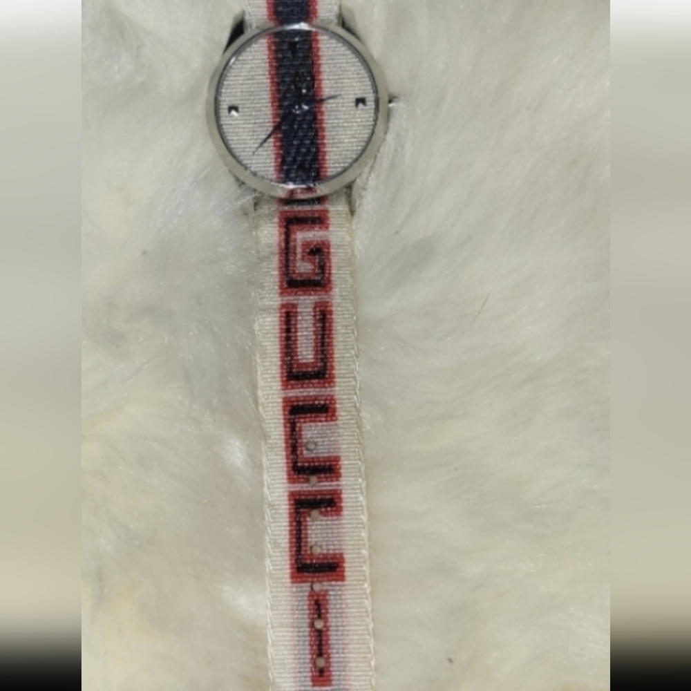 SALE!! GUCCI ITALIAN LUXURY STATEMENT WATCH - Picture 3 of 3
